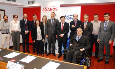 Foto de familia de los representantes de Ford y Fundación ONCE, junto a los del Real Patronato e ILUNION Accesibilidad