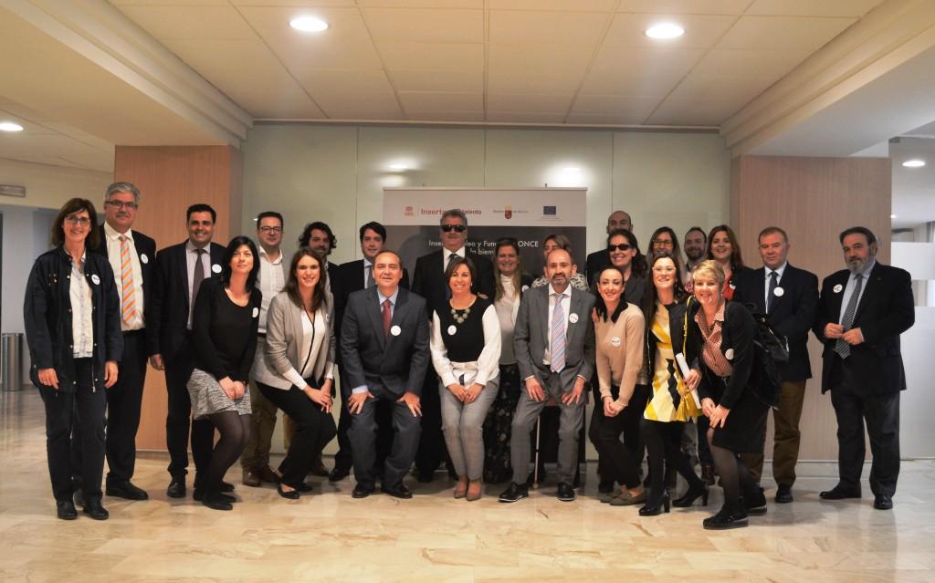 Foto de familia de los representantes de las empresas junto a los de la ONCE y de Inserta-Fundación ONCE