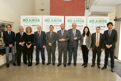 Foto de familia del jurado en el Consejo General de la ONCE