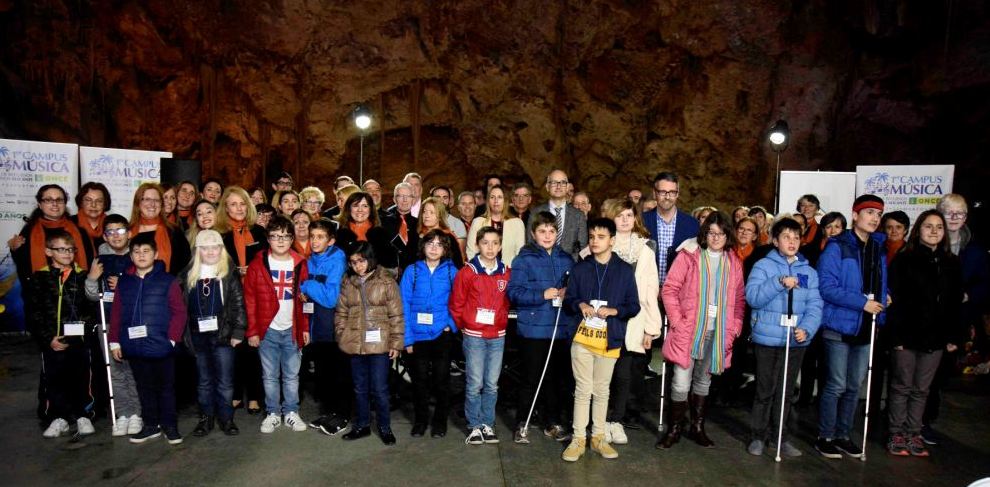 El grupo, al completo, posa dentro de la Cueva del Canalobre