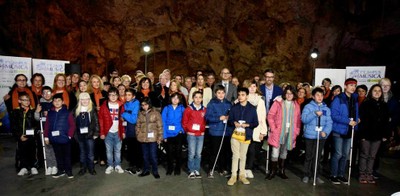 El grupo, al completo, posa dentro de la Cueva del Canalobre