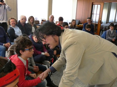 El tenor Juan Gallego ensaya con un niño afiliado una demostración de canto