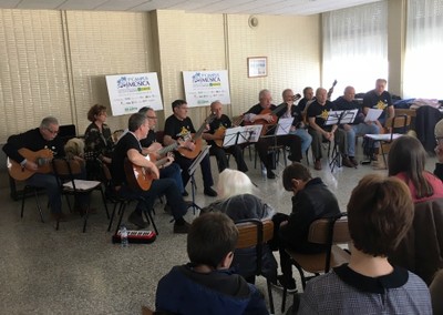 Los escolares acuden a la actuación de la orquesta de plectro y púa Camtares