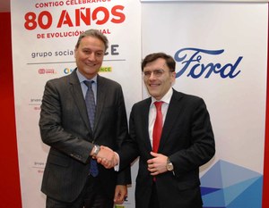 Jesús Alonso (a la izquierda) estrecha la mano de Alberto Durán, tras rubricar el convenio