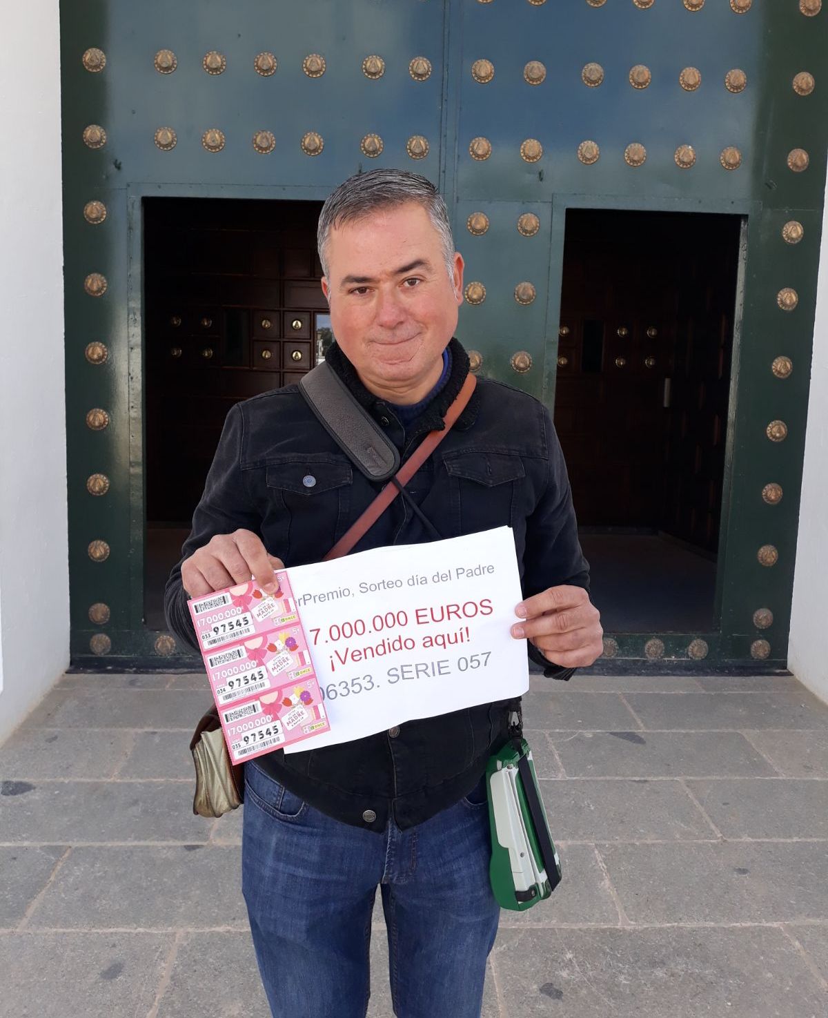 Mario Rodríguez fotografiado a la puerta del Rocío exponiendo ya los cupones para el Extra del Día de la Madre
