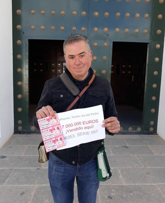 Mario Rodríguez fotografiado a la puerta del Rocío exponiendo ya los cupones para el Extra del Día de la Madre