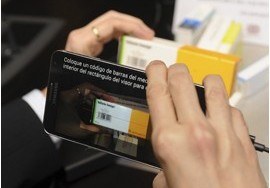 Móvil captando la imagen de un medicamento con la app