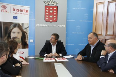 Pedro San Ginés (al fondo, en el centro) junto a las delegaciones del Cabildo y de Fundación ONCE en Lanzarote