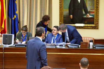Ramos conversa con miembros de la Mesa de la Comisión al iniciarse su comparecencia