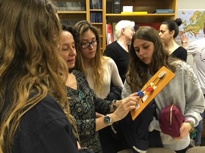 Responsables de ONCE Baleares explican al grupo de estudiantes visitantes algunas de las herramientas disponibles en la Tifloteca 