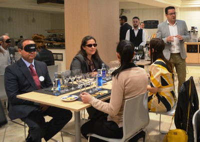Uno de los momentos de la degustación a ciegas con los representantes de las empresas murcianas
