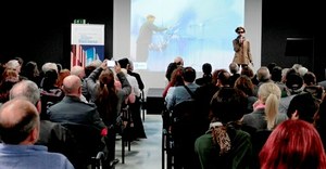 La pintora comenta su obra en el acto de inauguración (foto:UB) 