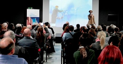 La pintora comenta su obra en el acto de inauguración (foto:UB) 