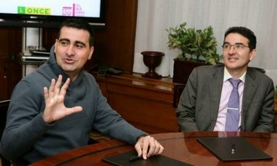 El director del Festival de Almagro, Ignacio García, y el director general adjunto de Servicios Sociales para Afiliados de la ONCE , Andrés Ramos