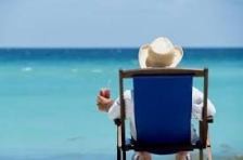 En un banco, mirando al mar