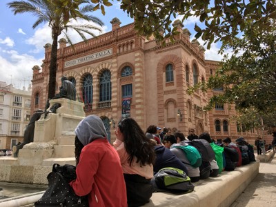 Ante el  Teatro Falla de Cádiz