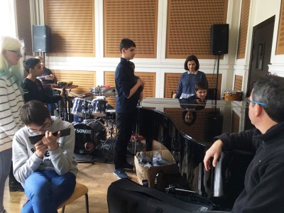 Participando en un taller de música