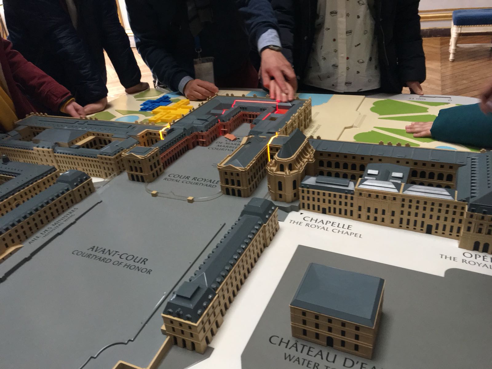 Tocando una maqueta táctil del gran complejo de Versalles