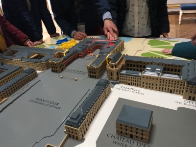 Tocando una maqueta táctil del gran complejo de Versalles