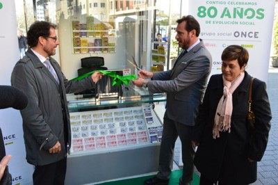 El alcalde procede a cortar la cinta inaugural del nuevo quiosco