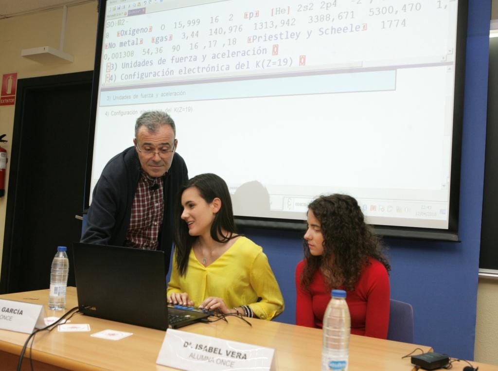 El profesor de la ONCE Jaime Muñoz junto a Alba e Isabel