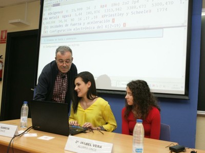 El profesor de la ONCE Jaime Muñoz junto a Alba e Isabel