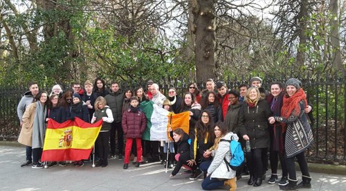 Foto de familia de alumnos españoles e irlandeses junto a profesores y acompañantes