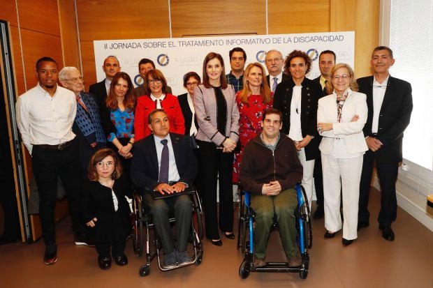 Foto de familia de doña Letizia y la ministra Montserrat con los participantes en la presentación del informe