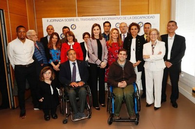 Foto de familia de doña Letizia y la ministra Montserrat con los participantes en la presentación del informe