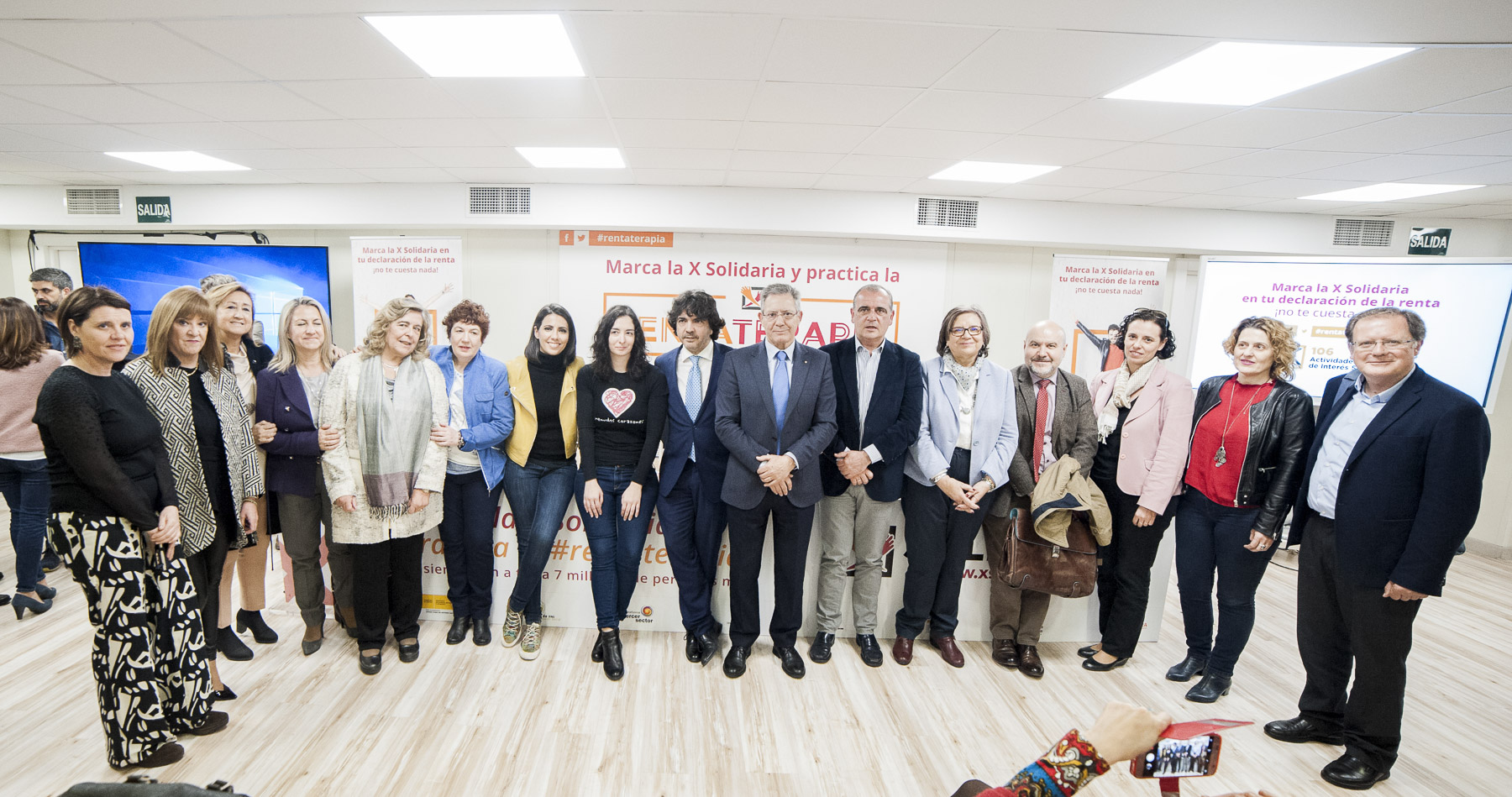 Foto de familia de los representantes de ONG  y entidades del Tercer Sector en el acto de presentación de la campaña 