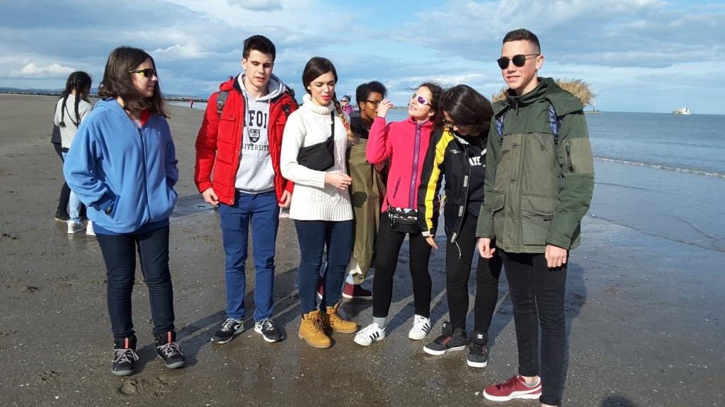 Algunos de los jóvenes en una playa irlandesa