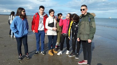 Algunos de los jóvenes en una playa irlandesa