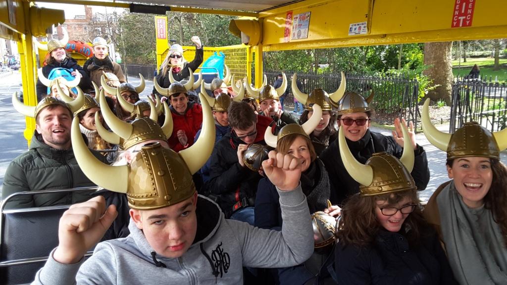 Visita en tren turístico con cascos vikingos