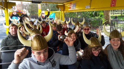 Visita en tren turístico con cascos vikingos