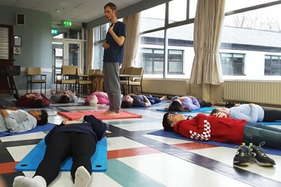 Realizando ejercicios en el taller de yoga