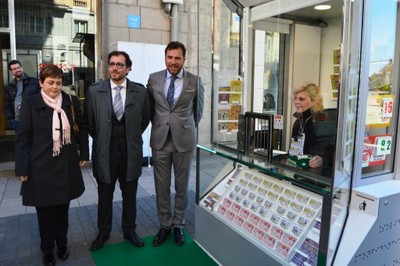 Ismael Pérez (en el centro), junto al alcalde, Óscar Puente, y la responsable de Juego de la ONCE en Castilla y León posan junto al nuevo quiosco vallisoletano