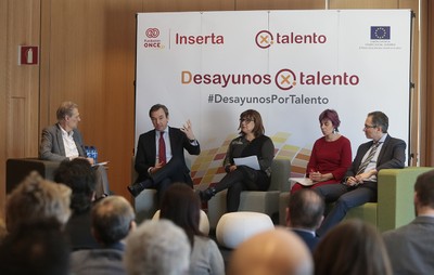 La consellera de Turismo balear, en el centro, junto a los representantes del Grupo Social ONCE