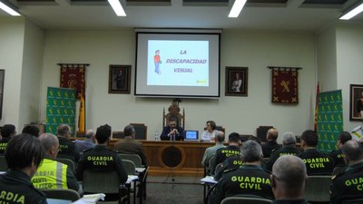 Los miembros de la Guardia Civil atienden a la conferencia pronunciada por Ignacio Escanero en la Comandancia de Zaragoza