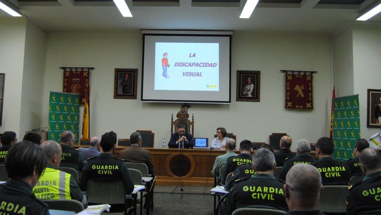 Los miembros de la Guardia Civil atienden a la conferencia pronunciada por Ignacio Escanero en la Comandancia de Zaragoza