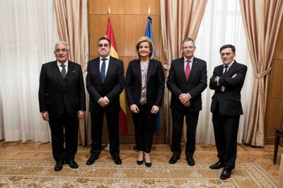 Los representantes de las organizaciones impulsoras del programa, con la ministra Báñez