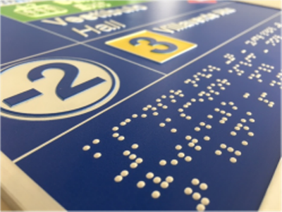 Nuevo cartel en braille y en relieve de Metro de Madrid