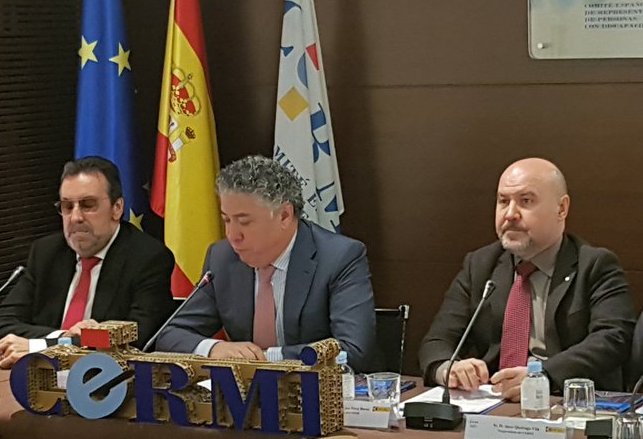 Tomás Burgos, flanqueado por Miguel Carballeda y Luis Cayo Pérez, presidente de la ONCE y su Fundación  y del CERMI, respectivamente.