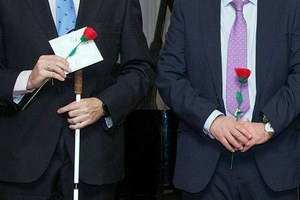 Una rosa también en el maratón de poesía de la territorial de madrid. detalle
