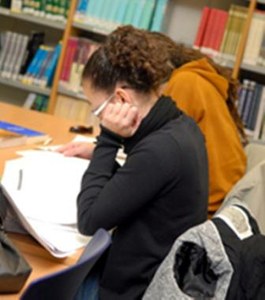 Estudiantes en la biblioteca