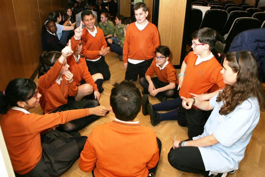 Alumnos y alumnas de otro colegio participante durante una de las dinámicas