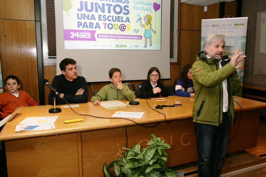 El coordinador del Concurso da las explicaciones a los alumnos asistentes
