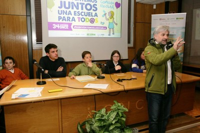 El coordinador del Concurso da las explicaciones a los alumnos asistentes