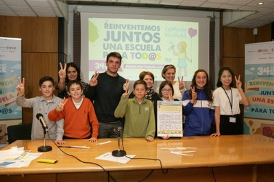 Representantes de los alumnos participantes en la Comisión junto a los organizadores 