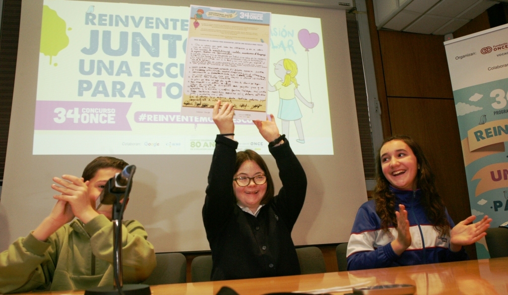 Una de las alumnas en la Mesa muestra las once medidas consensuadas