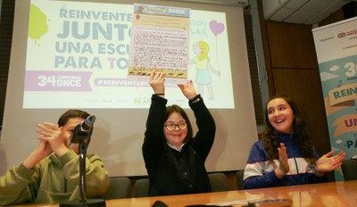 Una de las alumnas en la Mesa muestra las once medidas consensuadas